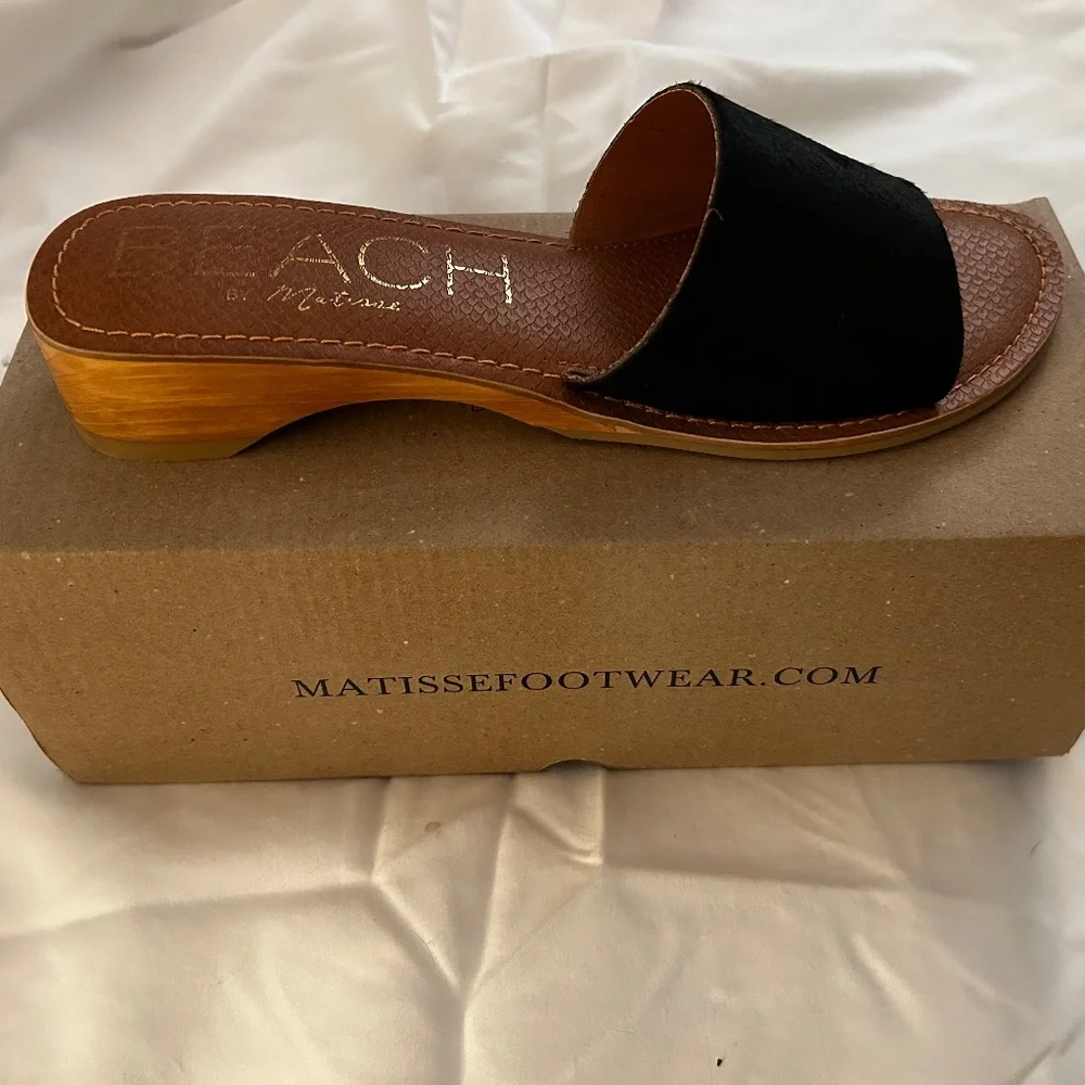 Sandals - Picture 2 of 3